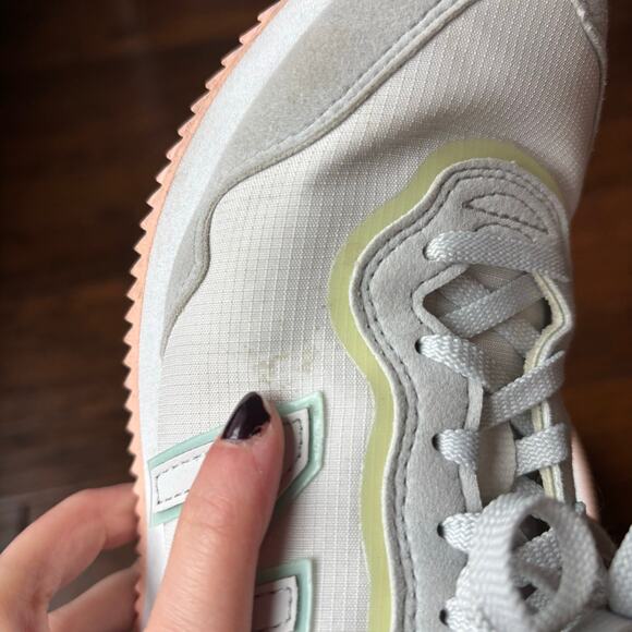 New Balance Women’s Sola Sleek V1 Sneaker Sz 7 Athletic Athleisure Running - Picture 8 of 9